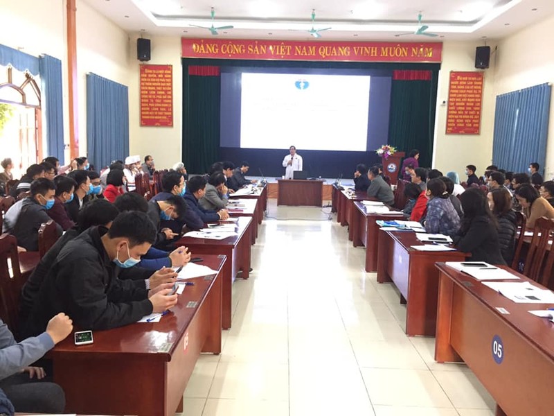 PGS.TS Lương Ngọc Khuê trao đổi công tác phòng, chống dịch Covid-19 tại Vĩnh Phúc. Ảnh: Lê Hảo