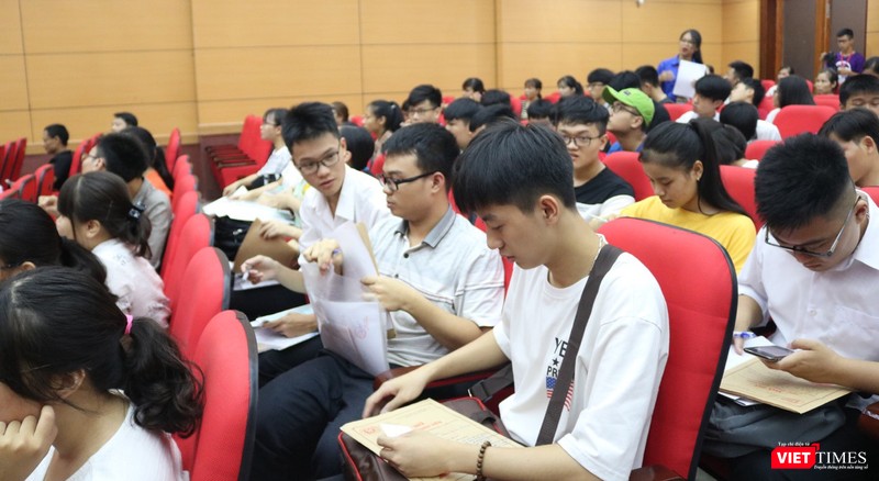 Sinh viên trong ngày nhập học. Ảnh: Minh Thúy 