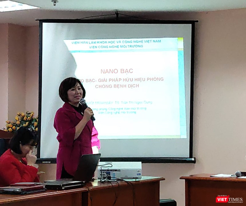 TS. Trần Thị Ngọc Dung giới thiệu về Nano bạc - giải pháp hữu hiệu phòng chống bệnh dịch. Ảnh: Minh Thúy TS. Trần Thị Ngọc Dung giới thiệu về Nano bạc - giải pháp hữu hiệu phòng chống bệnh dịch. Ảnh: Minh Thúy