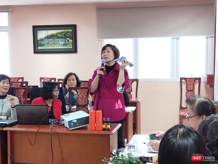 TS. Trần Thị Ngọc Dung giới thiệu khẩu trang khuẩn chứa Nano bạc. Ảnh: Minh Thúy TS. Trần Thị Ngọc Dung giới thiệu khẩu trang khuẩn chứa Nano bạc. Ảnh: Minh Thúy