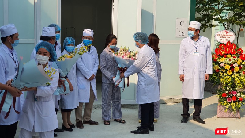 Đại diện Bộ Y tế tặng hoa cho bệnh nhân. Ảnh: Tuấn Dũng