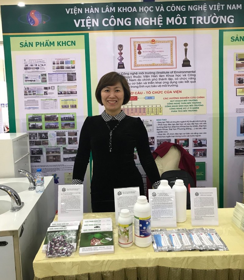 TS Trần Thị Ngọc Dung bên một số sản phẩm ứng dụng nano bạc đã được giới thiệu ra thị trường. Ảnh: NVCC TS Trần Thị Ngọc Dung bên một số sản phẩm ứng dụng nano bạc đã được giới thiệu ra thị trường. Ảnh: NVCC