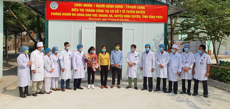 Bệnh nhân V. khỏe mạnh ra viện tại Phòng khám đa khoa khu vực Quang Hà, huyện Bình Xuyên, tỉnh Vĩnh Phúc. Ảnh: Tuấn Dũng - Bộ Y tế