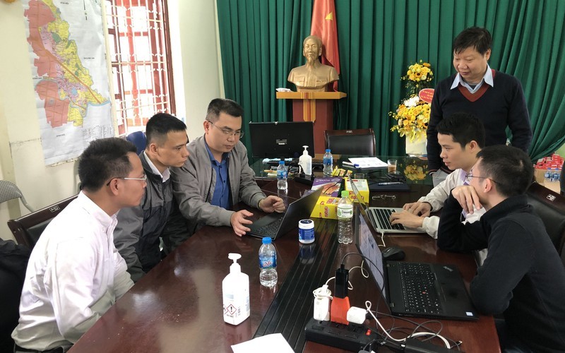PGS.TS Trần Như Dương, Phó Viện trưởng Viện Vệ sinh Dịch tễ Trung ương cùng đội phản ứng nhanh tại Vĩnh Phúc. (Ảnh: Viện Vệ sinh Dịch tễ Trung ương)