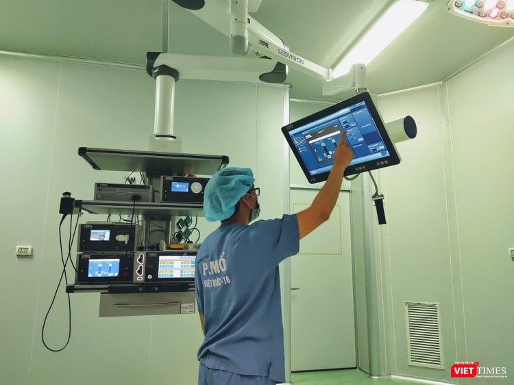 Bác sĩ thao tác trong phòng mổ KARL STORZ OR1. Ảnh: Minh Thúy