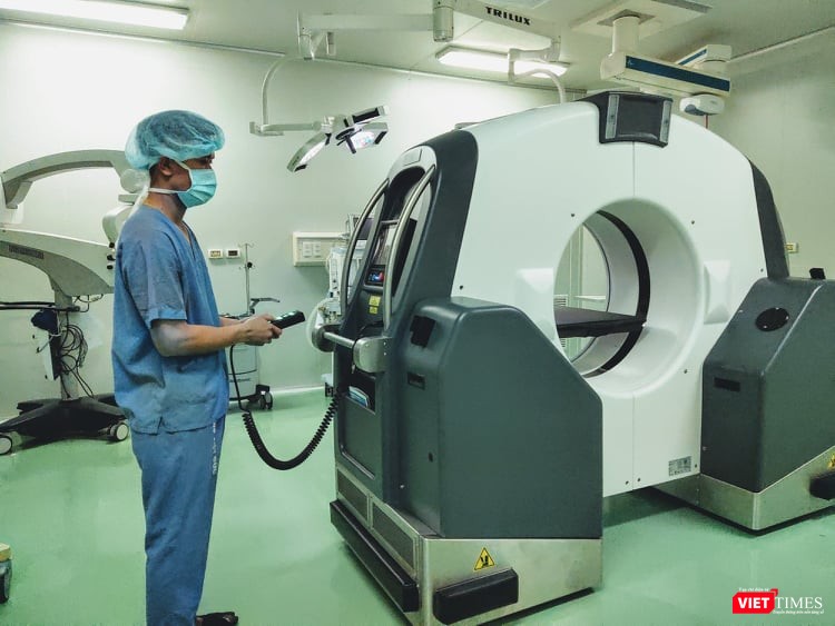 Bác sĩ khởi động hệ thống chụp cắt lớp vi tính di động trong phòng mổ BodyTom. Ảnh: Minh Thúy
