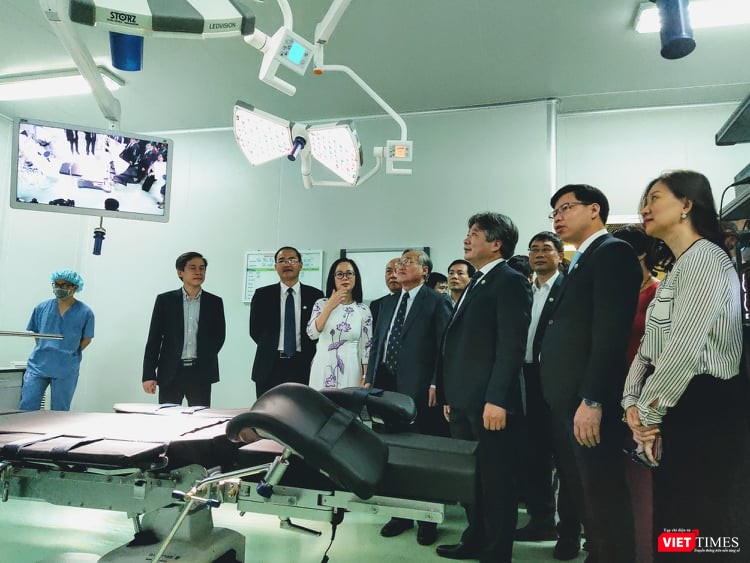 GS. TS. Trần Bình Giang cùng các bác sĩ thăm phòng mổ KARL STORZ OR1 với trang thiết bị hiện đại. Ảnh: Minh Thúy