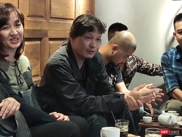 Họa sĩ Doãn Hoàng Lâm (áo đen). Ảnh: Minh Thúy