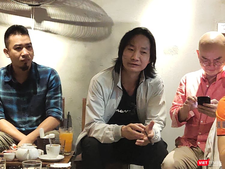 Họa sĩ Hùng Rô (ở giữa). Ảnh: Minh Thúy