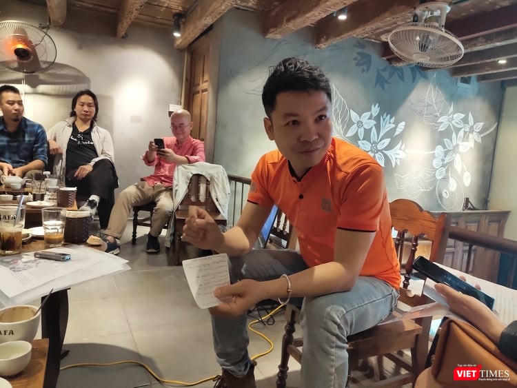 Họa sĩ Nguyễn Minh (Minh Phố) - áo cam. Ảnh: Minh Thúy