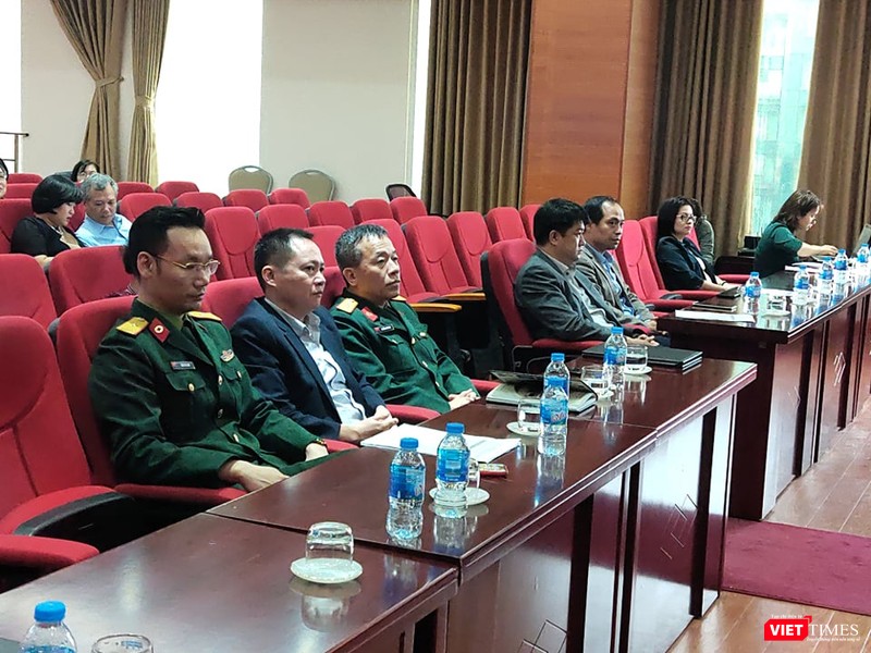 Các đại biểu tham dự bubuổi công bố kết quả chế tạo thành công bộ KIT chẩn đoán nhanh virus SARS-CoV-2. Ảnh: Minh Thúy