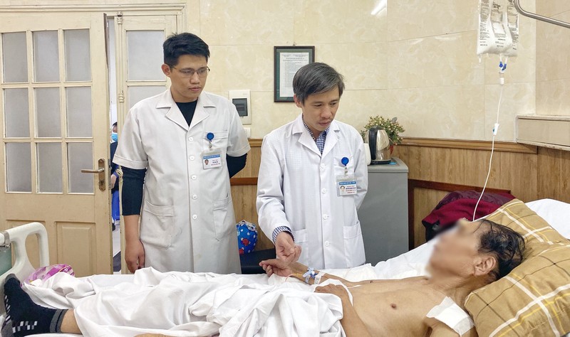 Gần 1 giờ đồng hồ thay cùng lúc khớp vai và khớp háng cho cụ ông 83 tuổi