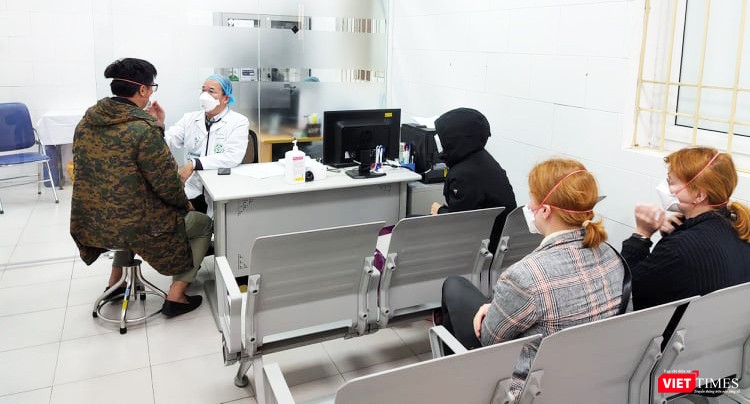 Bác sĩ thăm khám cho bệnh nhân tại Bệnh viện Bạch Mai. Ảnh: Minh Thúy