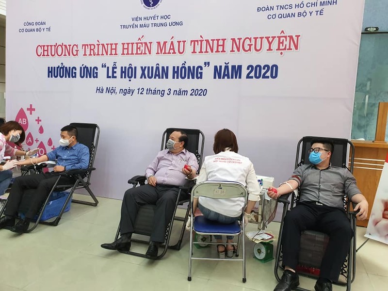 Chương trình hiến máu tình nguyện thu hút đông đảo người dân tham gia. Ảnh: Khánh Phương