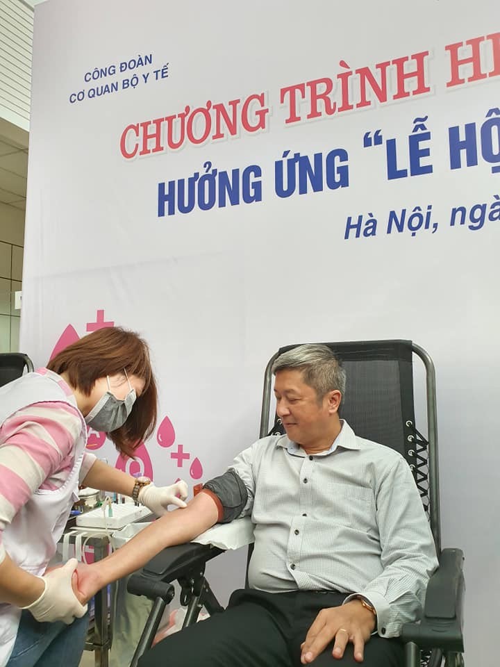 PGS.TS. Nguyễn Trường Sơn - Thứ trưởng Bộ Y tế trực tiếp tham gia hiến máu tại Viện Huyết học và Truyền máu Trung ương. Ảnh: Khánh Phương