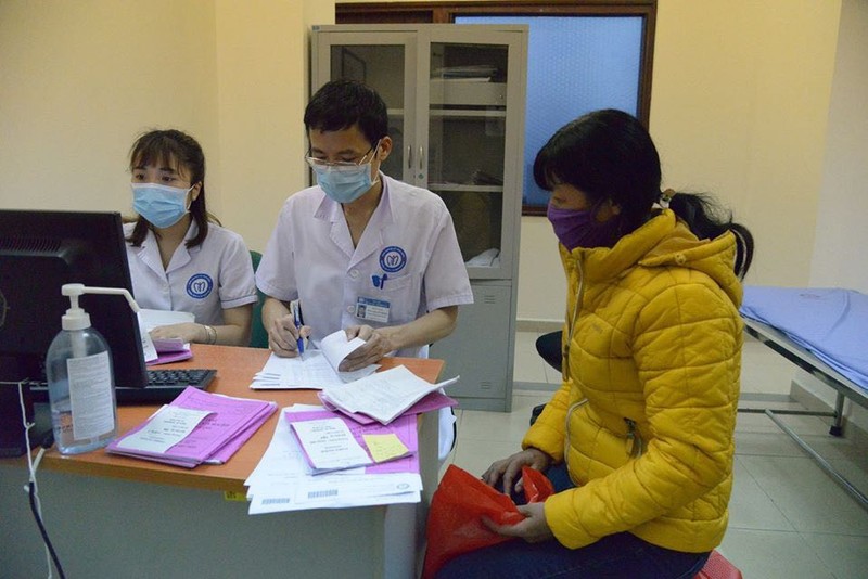 Bệnh nhân T. làm thủ tục tại bệnh viện. Ảnh: BVCC