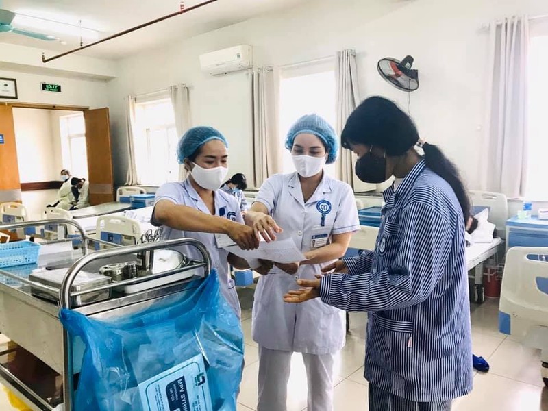 Các bác sĩ hướng dẫn bệnh nhân tại bệnh viện. Ảnh: BVCC