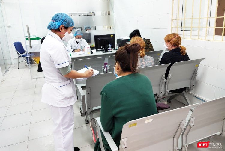 Bác sĩ thăm hỏi tình hình sức khỏe bệnh nhân. Ảnh: Minh Thúy