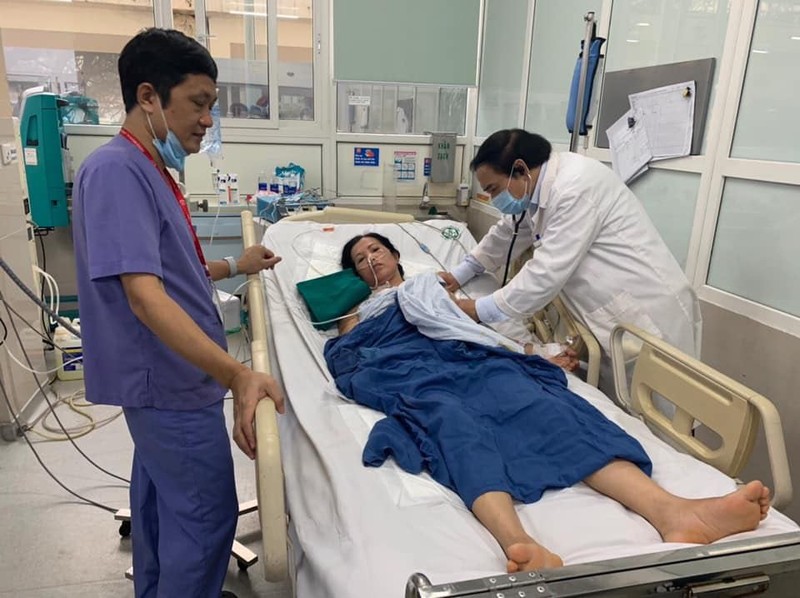 Các bác sĩ thăm khám cho chị T. Ảnh: Thế Anh