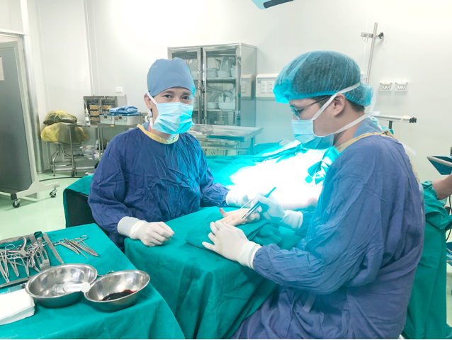 Người đàn ông Pháp suýt phải tháo đốt ngón tay vì tai nạn