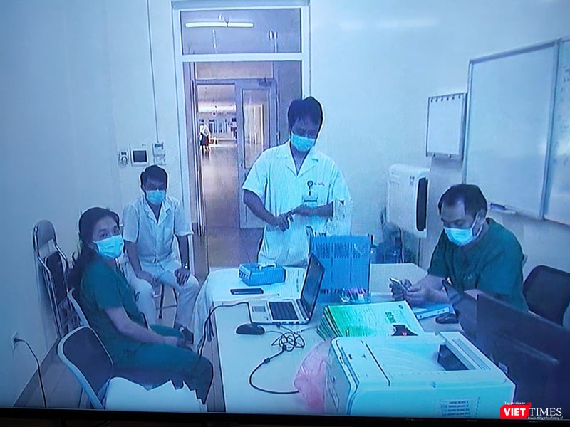 Các bác sĩ tại khoa Cấp cứu, Bệnh viện Bệnh Nhiệt đới Trung ương cơ sở 2. Ảnh: Minh Thúy Các bác sĩ tại khoa Cấp cứu, Bệnh viện Bệnh Nhiệt đới Trung ương cơ sở 2. Ảnh: Minh Thúy