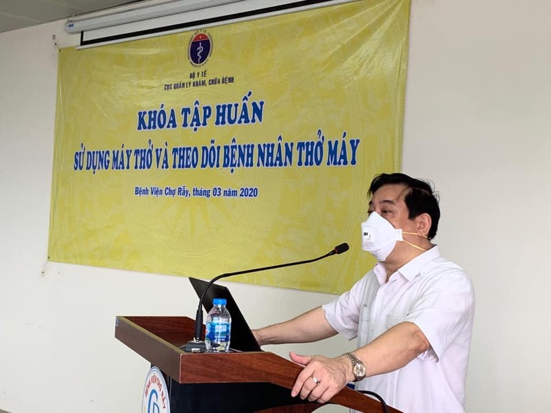 PGS. TS. Lương Ngọc Khuê - Cục trưởng Cục Quản lý Khám, chữa bệnh, Bộ Y tế tại buổi tập huấn sử dụng máy thở và theo dõi bệnh nhân thở máy. Ảnh: Lê Hảo