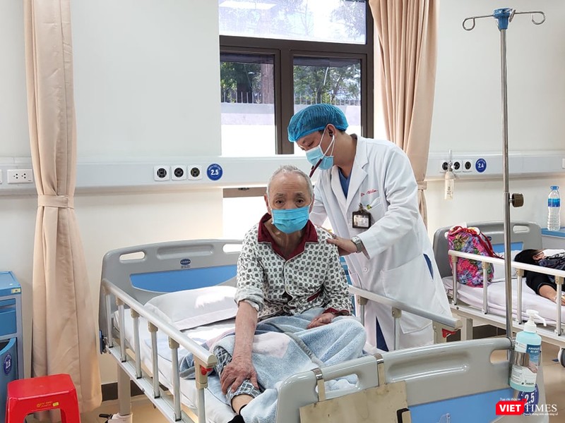 ThS. BS. Nguyễn Đặng Khiêm thăm khám cho bệnh nhân tại khoa Cấp cứu, Bệnh viện Hữu Nghị. Ảnh: Minh Thúy ThS. BS. Nguyễn Đặng Khiêm thăm khám cho bệnh nhân tại khoa Cấp cứu, Bệnh viện Hữu Nghị. Ảnh: Minh Thúy