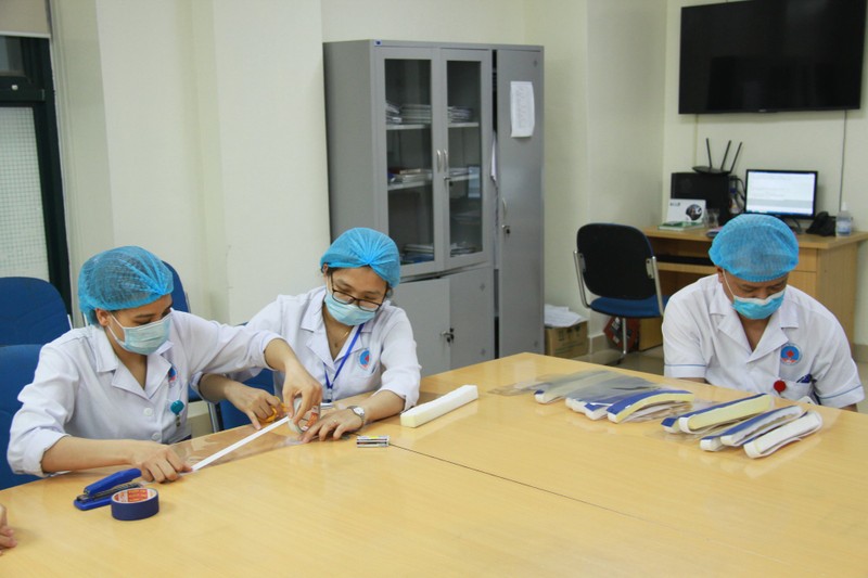 Các bác sĩ tranh thủ làm mặt nạ kính chống COVID-19. Ảnh: BVCC