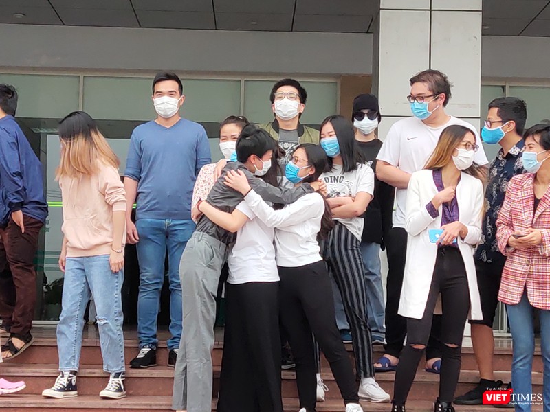 Bệnh nhân mắc COVID-19 vui mừng trong ngày ra viện. Ảnh: Minh Thúy