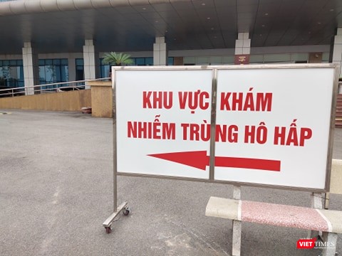 Phân luồng khu vực khám cho bệnh nhân nhiễm trùng hô hấp. Ảnh: Minh Thúy