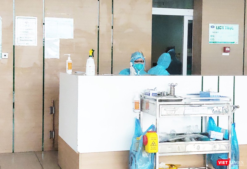 Các bác sĩ tại khoa Cấp cứu, Bệnh viện Bệnh Nhiệt đới Trung ương cơ sở 2. Ảnh: Minh Thúy 