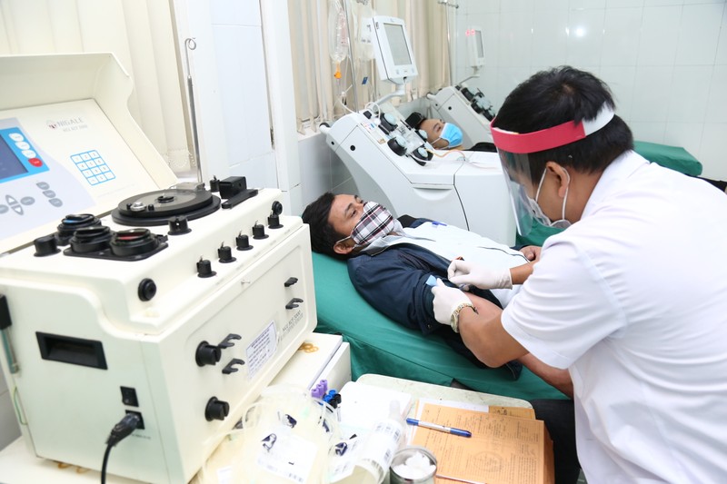 Bác sĩ thao tác lấy máu cho người dân. Ảnh: BVCC