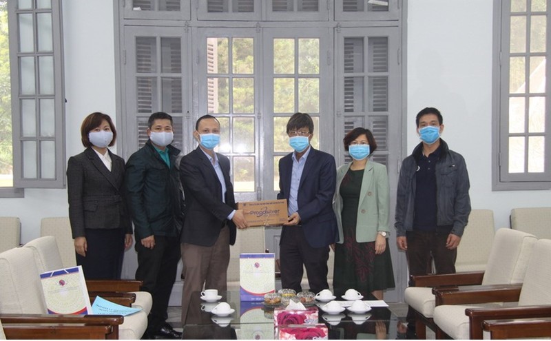 Viện Hàn lâm trao tặng 500 chai nước súc miệng cho Viện Vệ sinh dịch tễ Trung ương. Ảnh: Bích Phượng Viện Hàn lâm trao tặng 500 chai nước súc miệng cho Viện Vệ sinh dịch tễ Trung ương. Ảnh: Bích Phượng