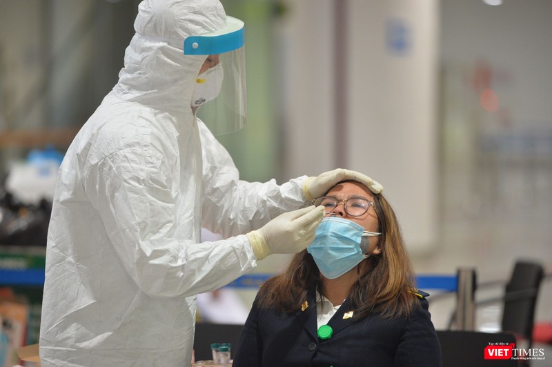 Nhân viên y tế lấy mẫu xét nghiệm COVID-19 cho người dân ở sân bay (Ảnh: Minh Thúy) Nhân viên y tế lấy mẫu xét nghiệm COVID-19 cho người dân ở sân bay (Ảnh: Minh Thúy)