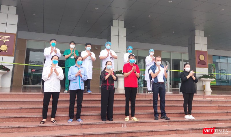 9 bệnh nhân được công bố khỏi bệnh chiều nay (10/4). Ảnh: Minh Thúy