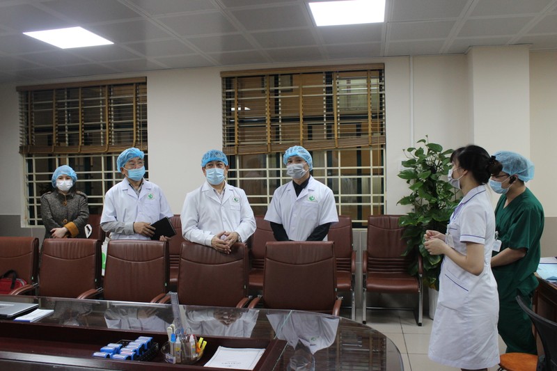 Đoàn công tác của Bộ Y tế kiểm tra Bệnh viện Phụ Sản Hà Nội. Ảnh: Lê Hảo