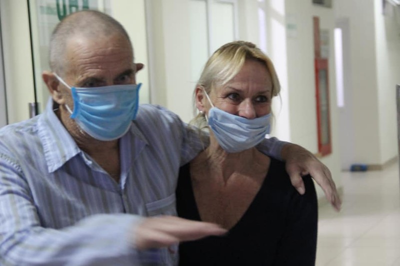 2 vợ chồng người Anh mắc COVID-19 xúc động trong ngày được công bố khỏi bệnh. Ảnh: BVCC