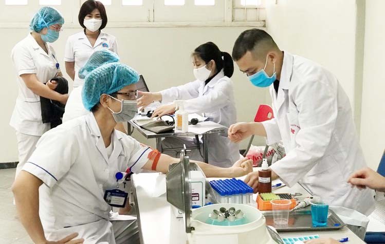 Bệnh nhân 91 đã có dấu hiệu nhận biết xung quanh ảnh 2 Thiếu máu trầm trọng vì COVID-19, bác sĩ tại Bệnh viện Hữu Nghị hiến máu đột xuất