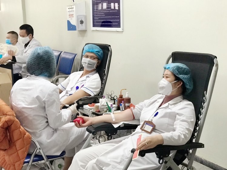Bác sĩ vui vẻ hiến máu trong dịch COVID-19. Ảnh: BVCC Bác sĩ vui vẻ hiến máu trong dịch COVID-19. Ảnh: BVCC