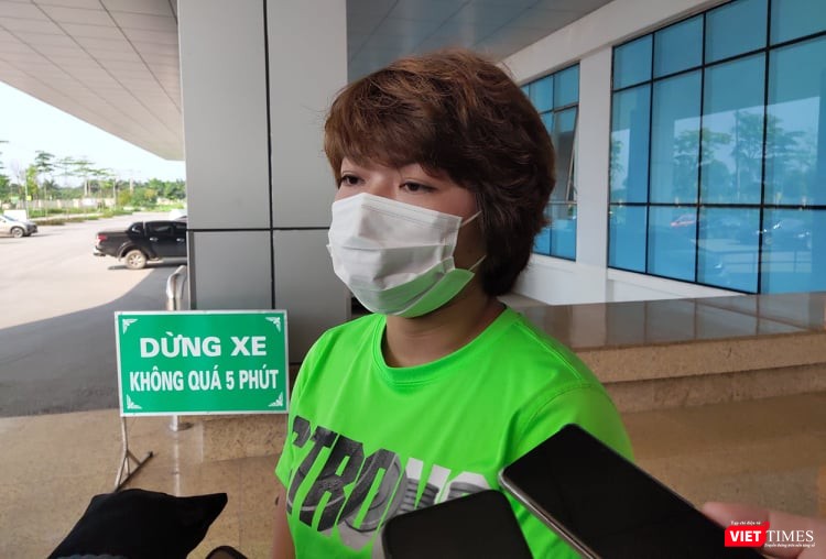 Nữ điều dưỡng Bệnh viện Bạch Mai cảm ơn các bác sĩ tại Bệnh viện Bệnh Nhiệt đới Trung ương cơ sở 2. Ảnh: Minh Thúy