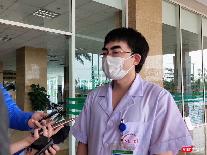 ThS. BS. Vũ Minh Điền chia sẻ về bệnh nhân có kết quả xét nghiệm dương tính trở lại với virus SARS-CoV-2 vào chiều nay (14/4). Ảnh: Minh Thúy