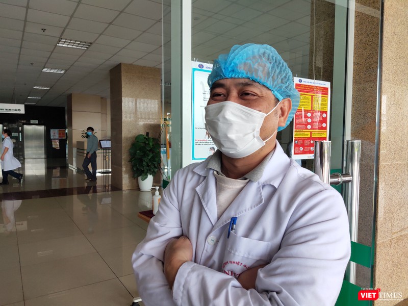 ThS. BS. Nguyễn Trung Cấp – Trưởng khoa Cấp cứu, Bệnh viện Bệnh Nhiệt đới Trung ương cơ sở 2. Ảnh: Minh Thúy