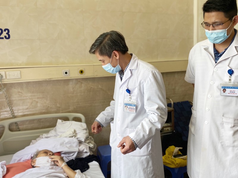 PGS.TS. Nguyễn Mạnh Khánh thăm hỏi tình hình sức khỏe cụ T. trước khi xuất viện. Ảnh: BVCC PGS.TS. Nguyễn Mạnh Khánh thăm hỏi tình hình sức khỏe cụ T. trước khi xuất viện. Ảnh: BVCC