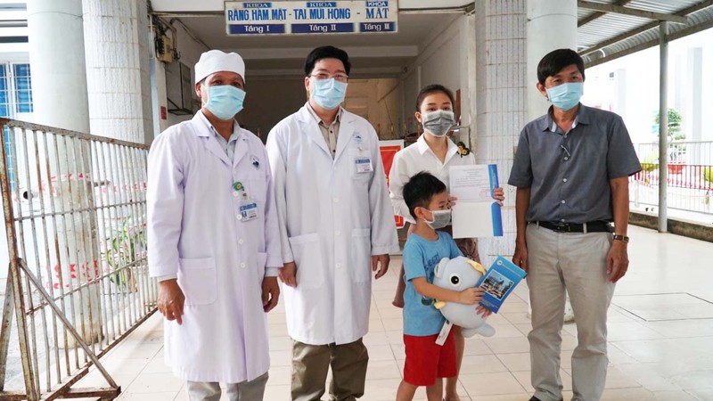 Bé trai 6 tuổi mắc COVID-19 (áo xanh) chụp ảnh các bác sĩ tại Bệnh viện Đa khoa tỉnh Tây Ninh khí được công bố khỏi bệnh. Ảnh: Phạm Hằng