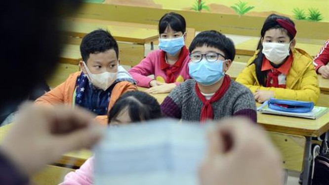 Học sinh đeo khẩu trang trong lớp học (Ảnh - Bộ GD)