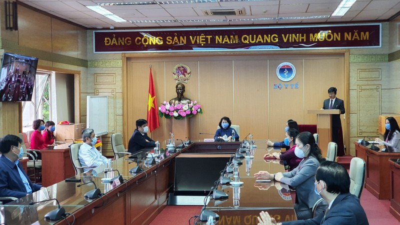 Phó Chủ tịch nước Đặng Thị Ngọc Thịnh đến thăm, động viên ngành Y tế. Ảnh: Tuấn Dũng