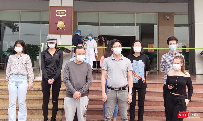 Bệnh nhân 137 (áo xám nhạt, đeo kính, tay đeo đồng hồ) trong ngày công bố khỏi bệnh tại Bệnh viện Bệnh Nhiệt đới Trung ương cơ sở 2. Ảnh: Minh Thúy Bệnh nhân 137 (áo xám nhạt, đeo kính, tay đeo đồng hồ) trong ngày công bố khỏi bệnh tại Bệnh viện Bệnh Nhiệt đới Trung ương cơ sở 2. Ảnh: Minh Thúy