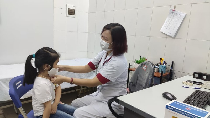 Bác sĩ Bệnh viện Xanh Pôn thăm khám cho trẻ. Ảnh: BVCC Bác sĩ Bệnh viện Xanh Pôn thăm khám cho trẻ. Ảnh: BVCC