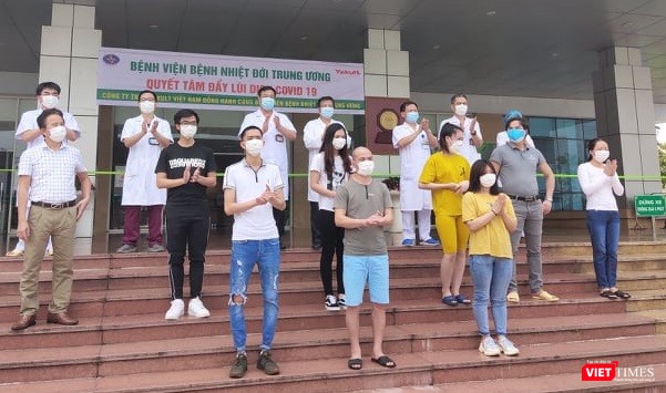 11 bệnh nhân mắc COVID-19 được công bố khỏi bệnh ngày 5/5/2020. Ảnh: Minh Thúy