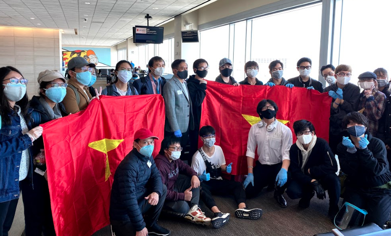 Du học sinh Việt Nam tại sân bay San Francisco. Ảnh: BYT